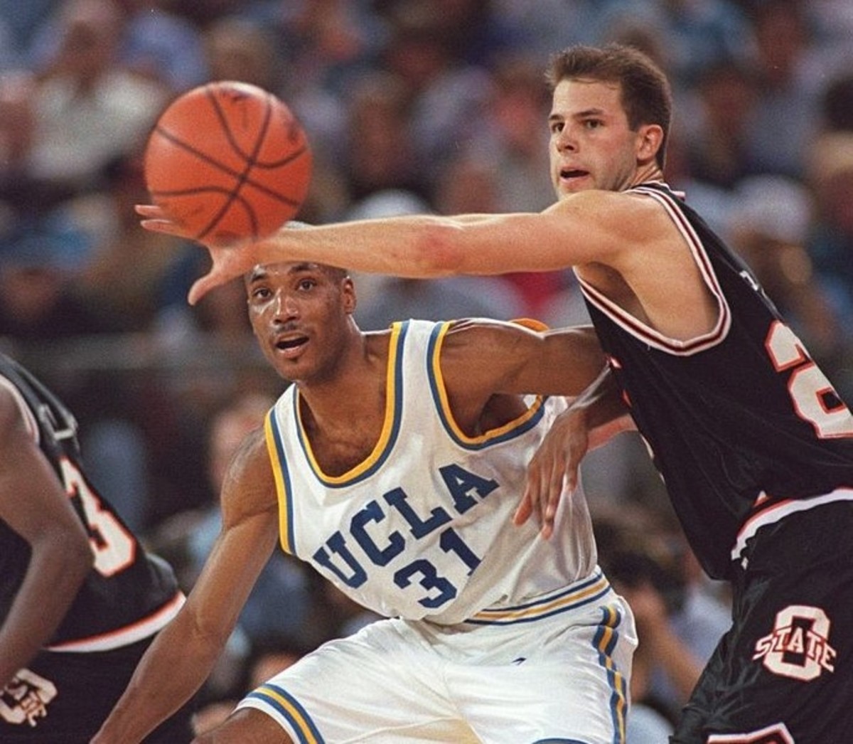 Pierce covering Ed O'Bannon of UCLA in the Final Four semifinal game in Seattle.