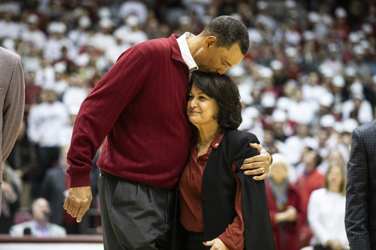Wendell Hudson and wife Bleinda during halftime ceremony to retire jersey