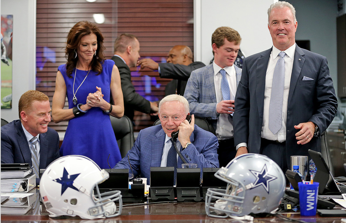 Flanked by coach Jason Garrett and vice presidents Charlotte Anderson and Stephen Jones, Cowboys owner Jerry Jones makes the call to the No. 4 pick, Ezekiel Elliott.