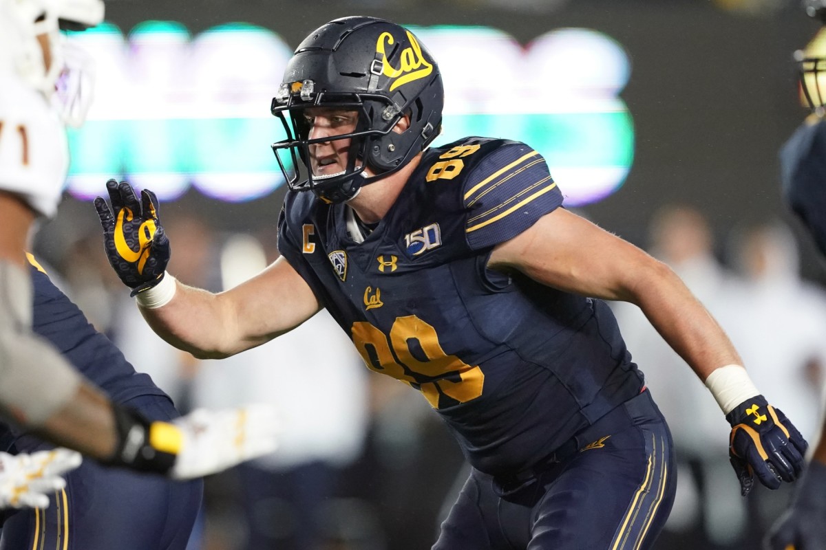 California Golden Bears linebacker Evan Weaver (89) moves towards the line of scrimmage during the fourth quarter against the Arizona State Sun Devils at California Memorial Stadium.