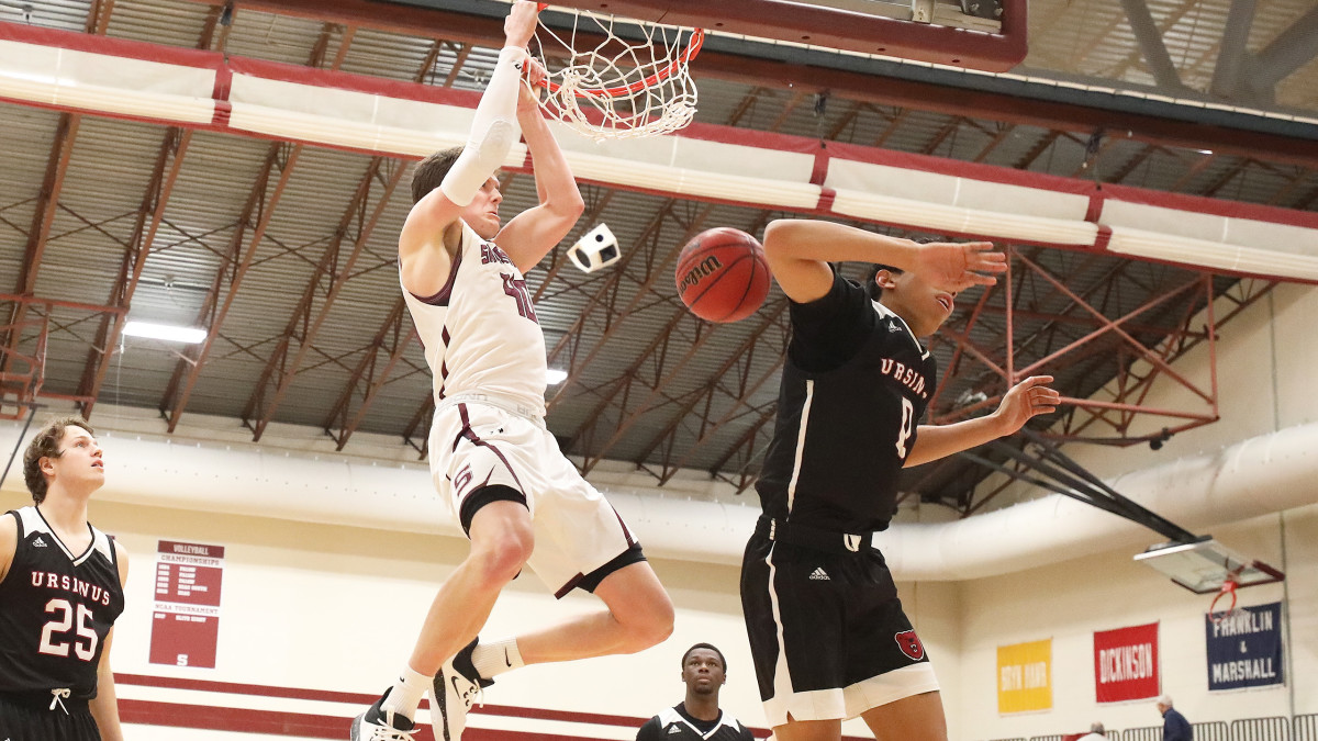 Swarthmore senior Nate Shafer dunks during a game against Ursinus.