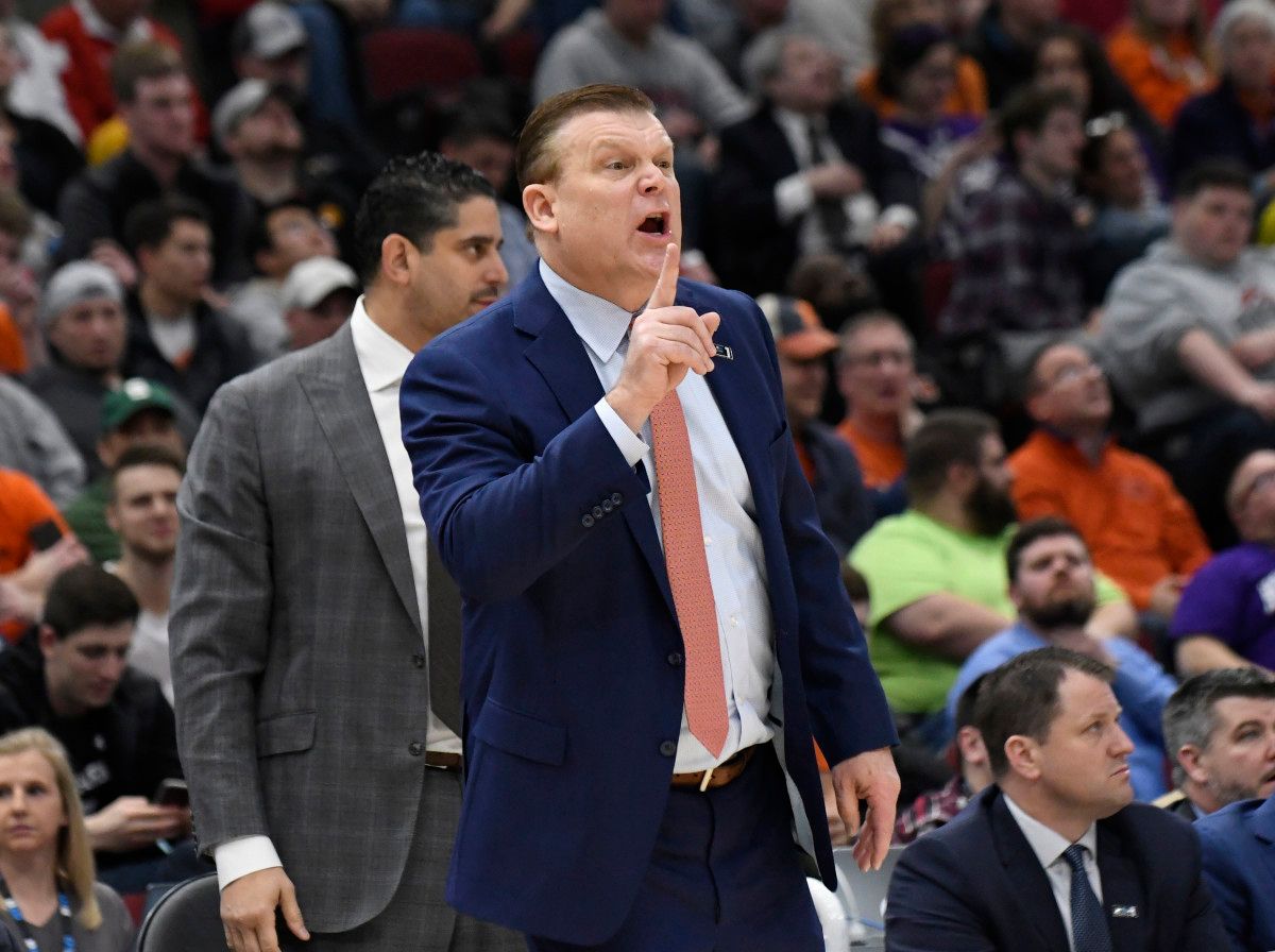 Illinois Fighting Illini head coach Brad Underwood gestures from the sidelines during the first half in the Big Ten conference tournament at United Center.