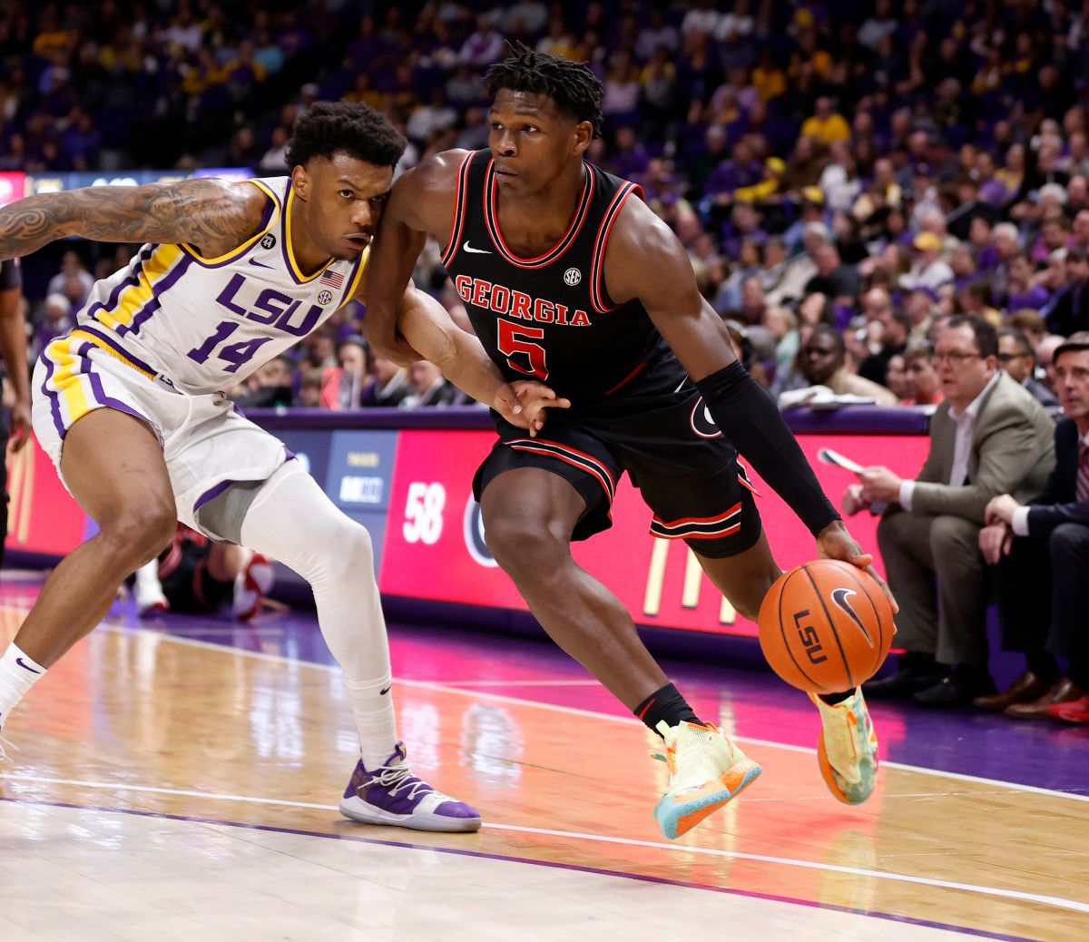 Anthony Edwards drives baseline against LSU.