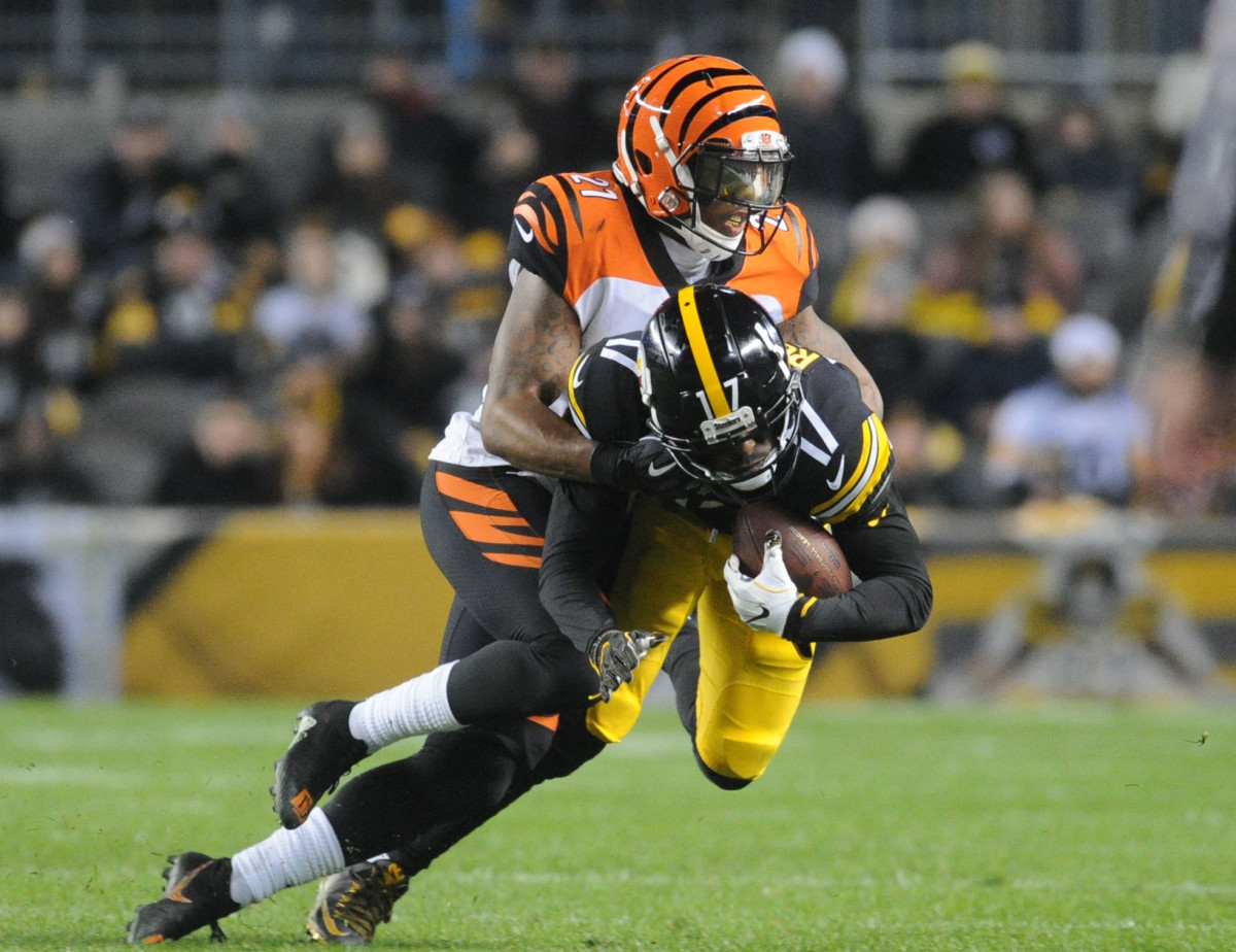 Dec 30, 2018; Pittsburgh, PA, USA; Pittsburgh Steelers wide receiver Eli Rogers (17) is stopped by Cincinnati Bengals cornerback Darqueze Dennard (21) during the second quarter at Heinz Field. Mandatory Credit: Philip G. Pavely-USA TODAY Sports