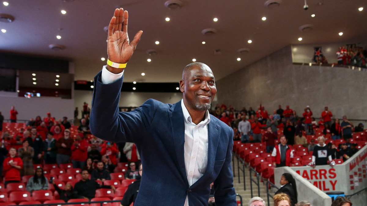 Houston Rockets legend recognized at a Houston Cougars basketball game.