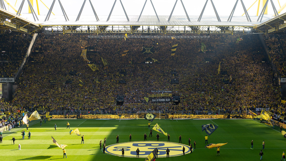 Borussia Dortmund Stadium : Borussia Dortmund Evacuates Stadium After Wwii Bomb Found Kickbola ...