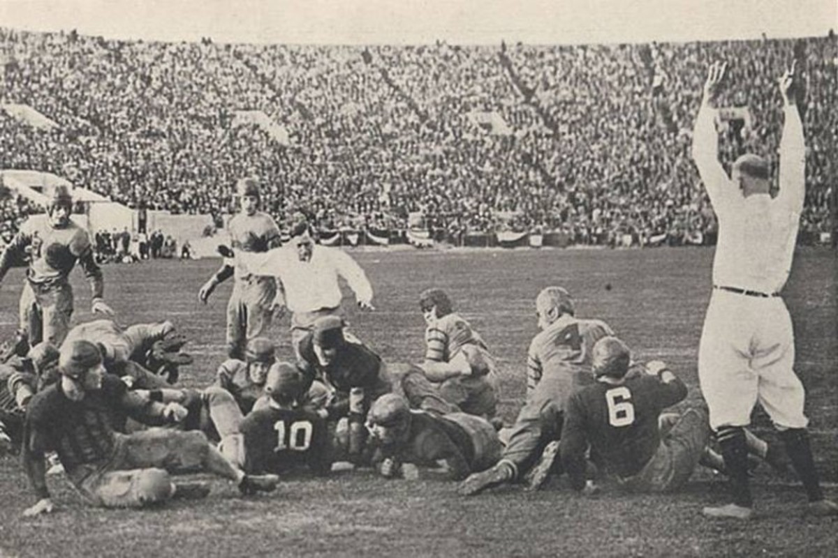 Pooley Hubert (10) scored Alabama's first Rose Bowl touchdown in 1926.
