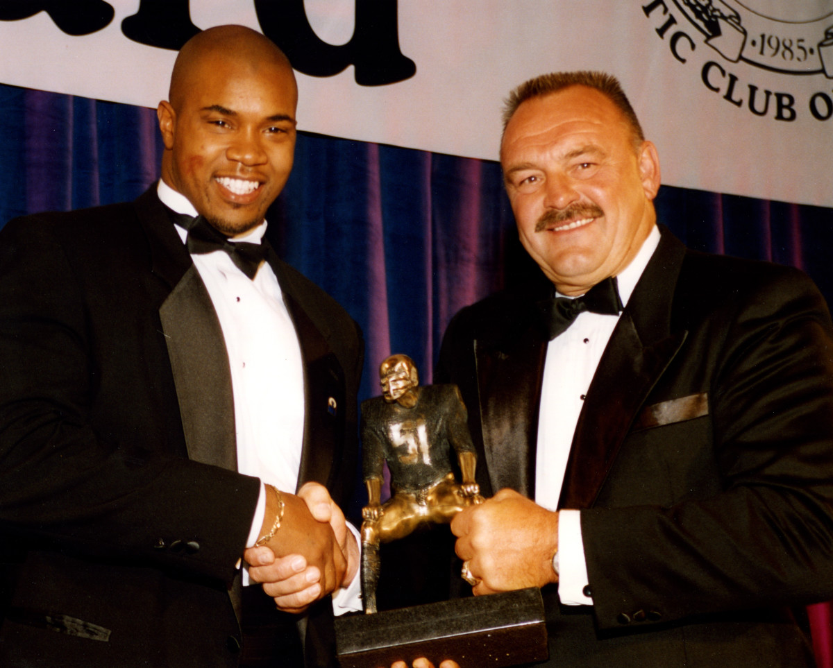 Former Illinois linebacker Kevin Hardy (left) accepting the 1995 Butkus Award from NFL Hall of Fame selection and former Illini great Dick Butkus. 