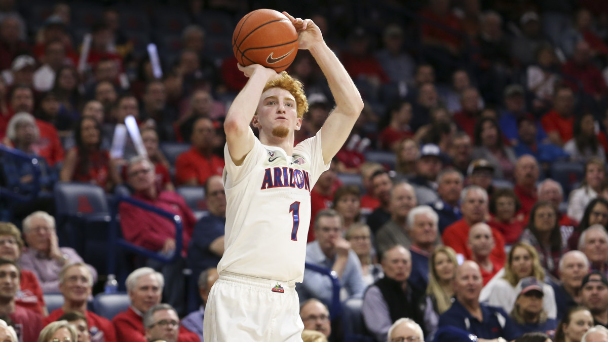 Nico Mannion shoots a three against Washington State in March.