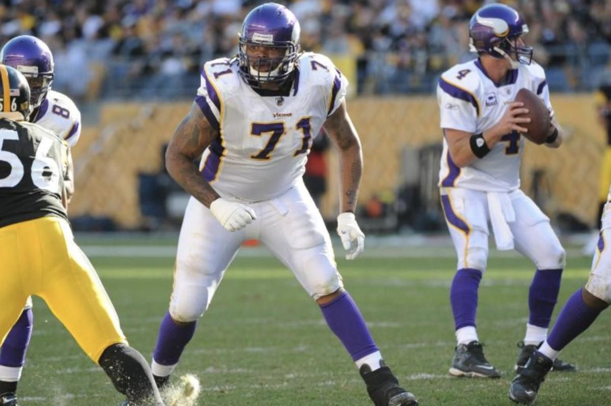 Phil Loadholt blocking for Brett Favre