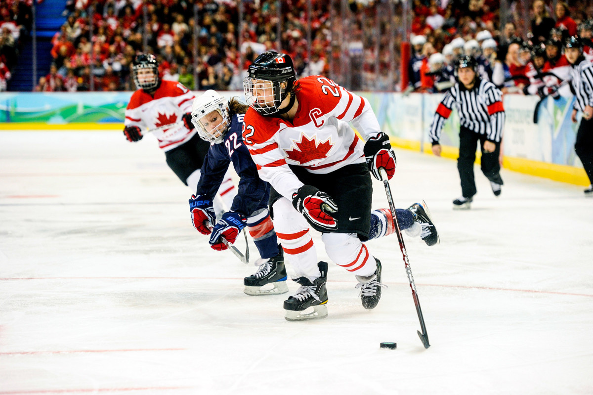 wickenheiser-hockey-action