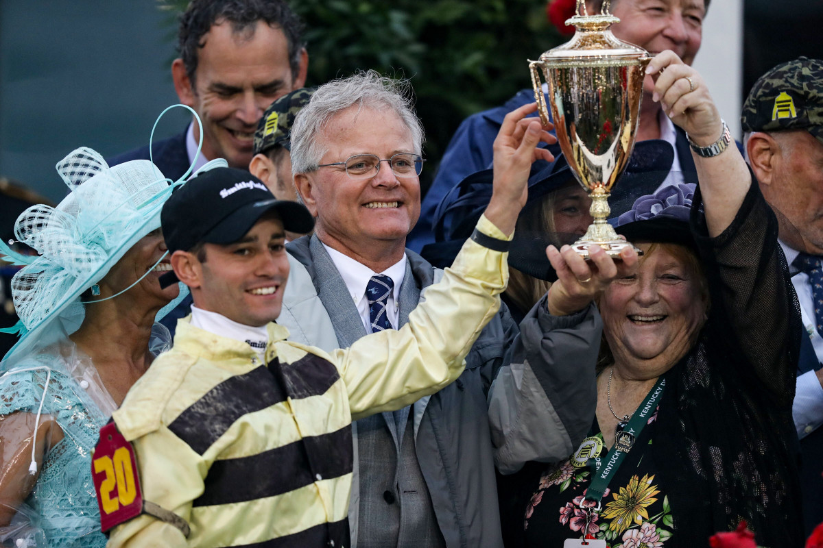 Mott, in gray, celebrating with Prat.