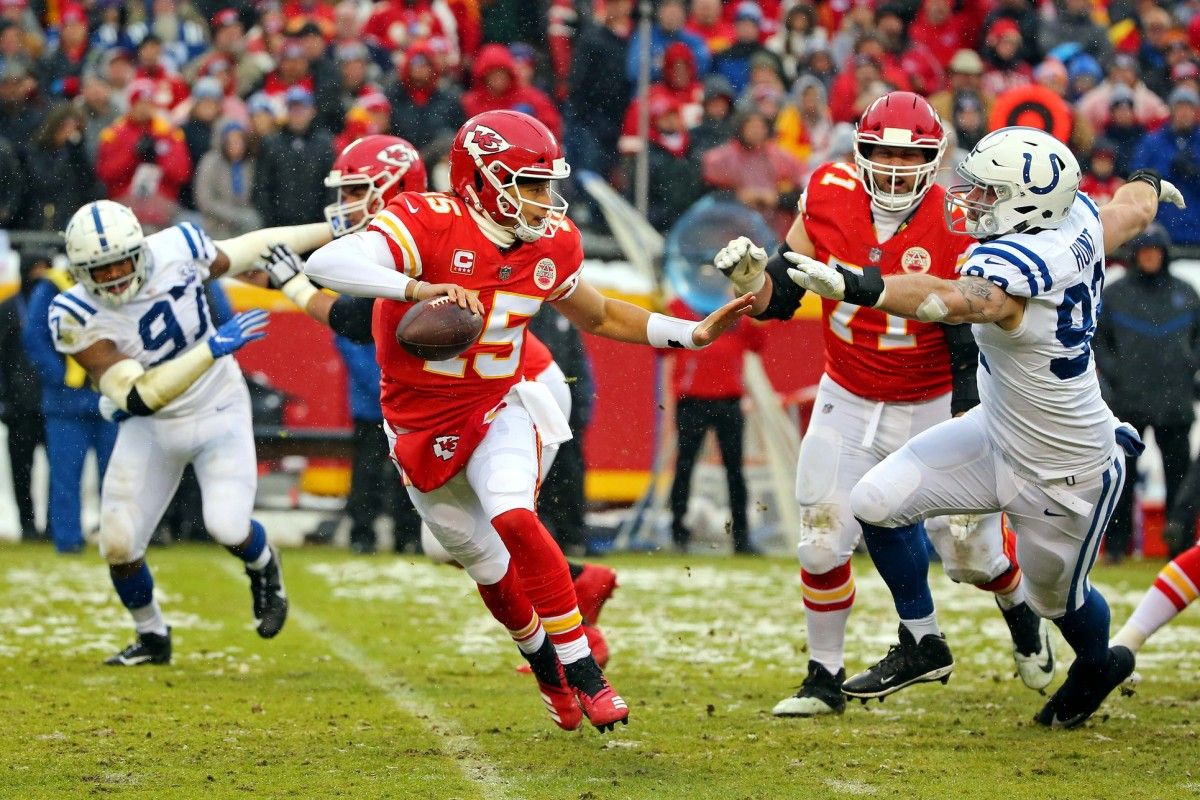 DT Margus Hunt nearly sacks QB Patrick Mahomes