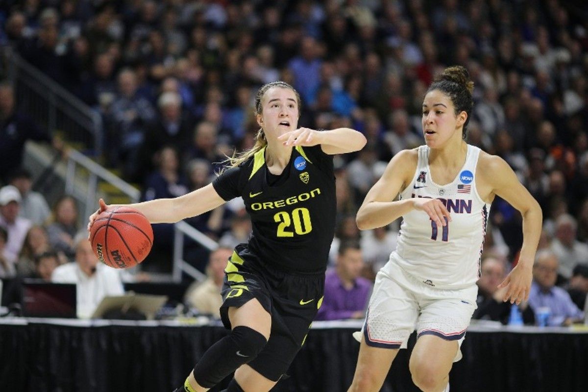 Kia Nurse (right) defending Sabrina Ionescu (left) in college.