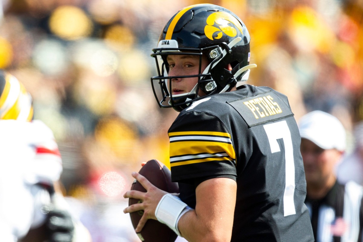 Summer Preview The Quarterbacks Sports Illustrated Iowa Hawkeyes