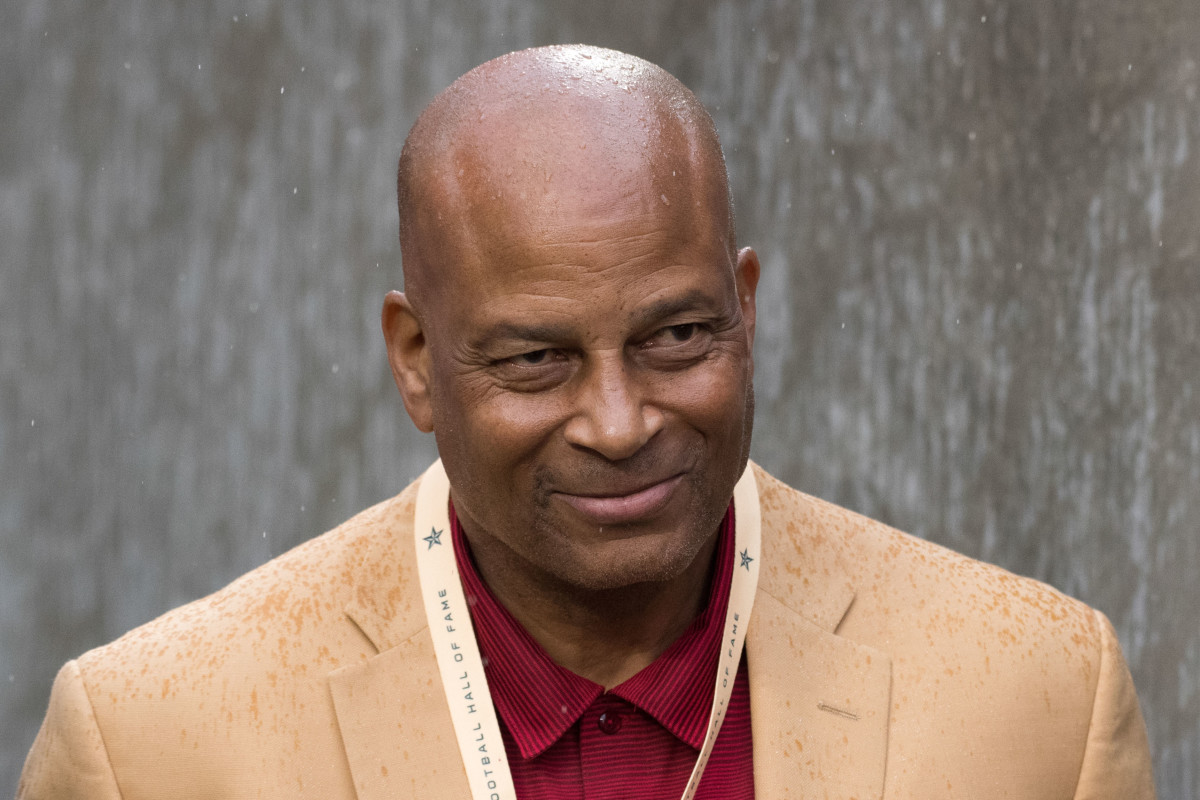 Ronnie Lott was a force to be reckoned with on defense.