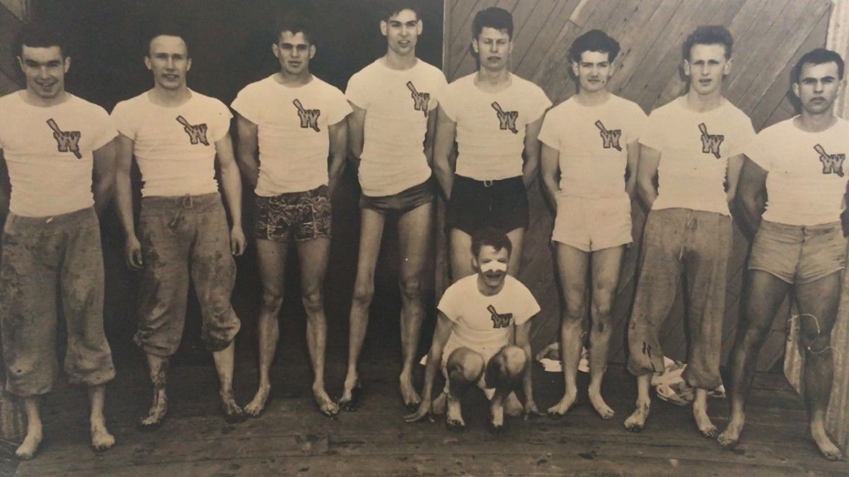 The 1943 Washington varsity eight. Bill Raley and Stan Pocock are the two tallest rowers in the middle, in that order.