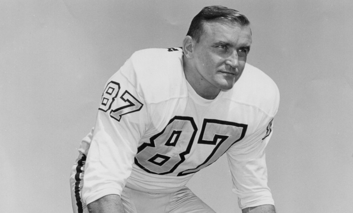 Bob Mischak of the Raiders