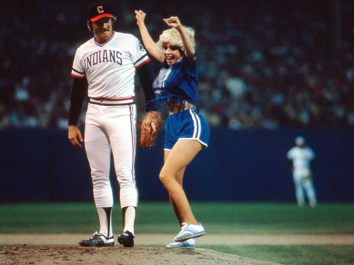 The Kissing Bandit does a dance next to Indians pitcher Len Barker during the 1981 All-Star Game.