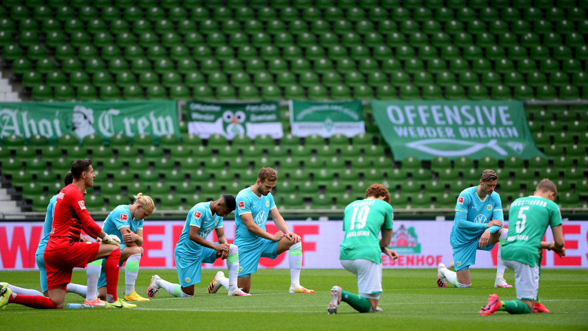 Werder Bremen and Wolfsburg players kneel