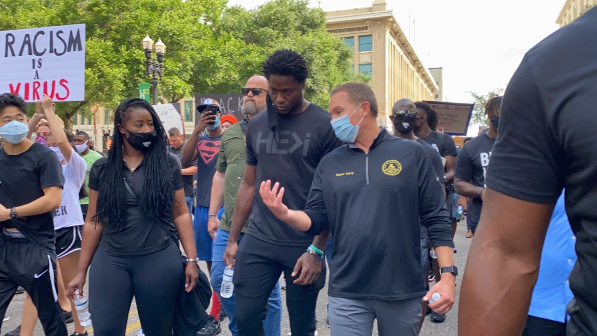 Jaguars receiver Chris Conley and Jacksonville Mayor Lenny Curry talk while participating in Tuesday's march. Photo credit: Kassidy Hill 