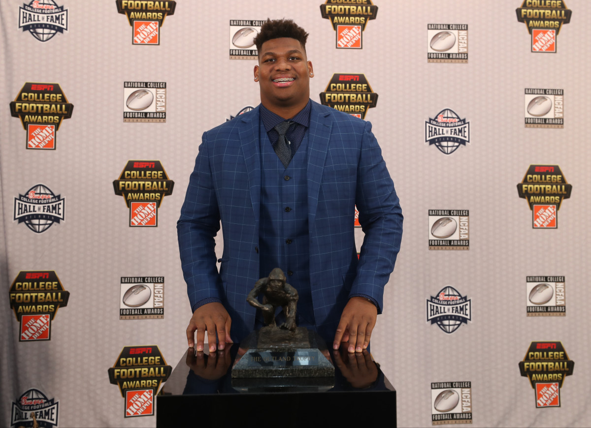 Quinnen Williams wins the 2018 Outland Trophy
