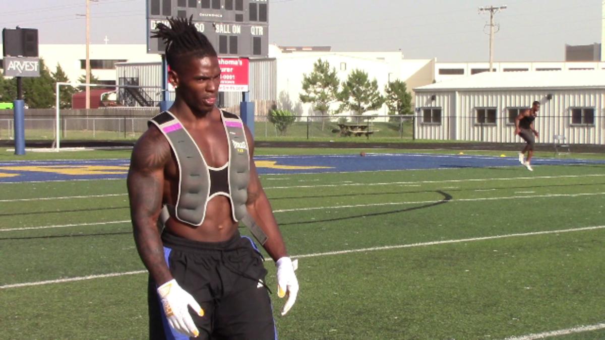 Kansas City Chiefs running back Darwin Thompson working out with the young guys and wearing a weighted vest. 
