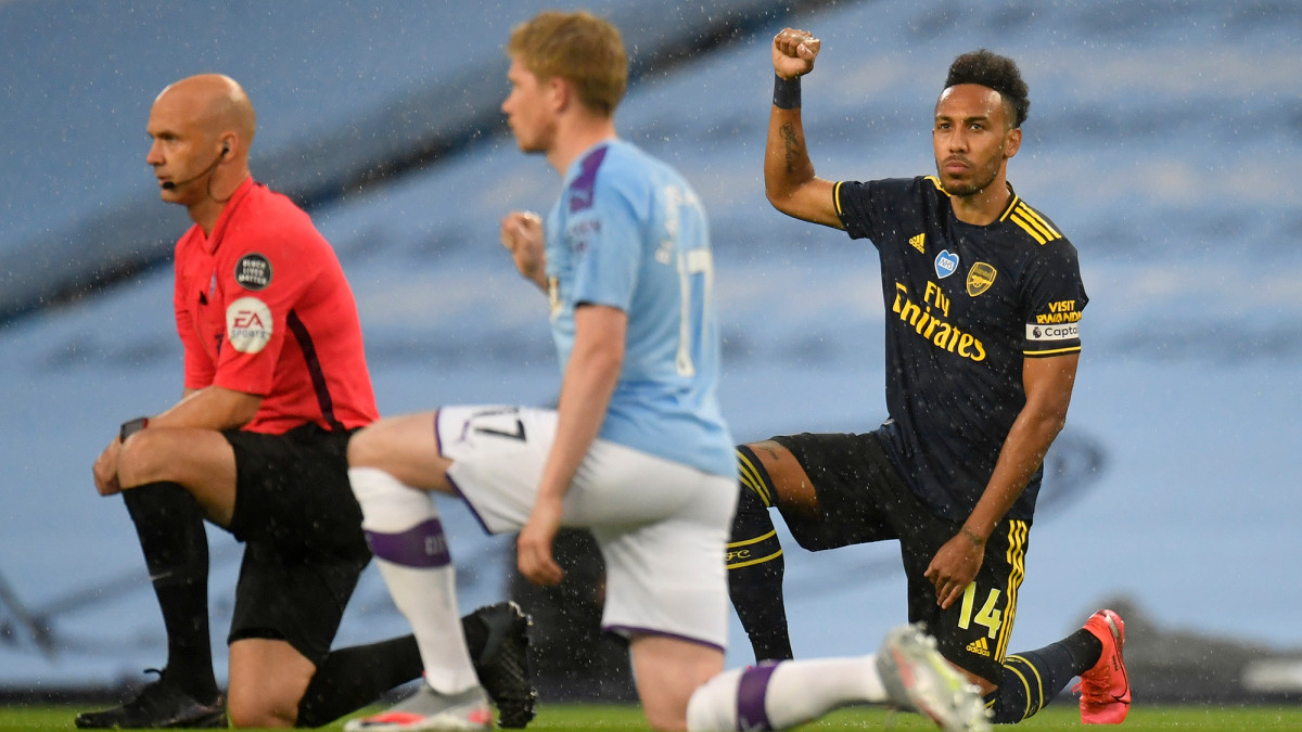 Kevin De Bruyne and Pierre-Emerick Aubameyang kneel before Man City vs. Arsenal
