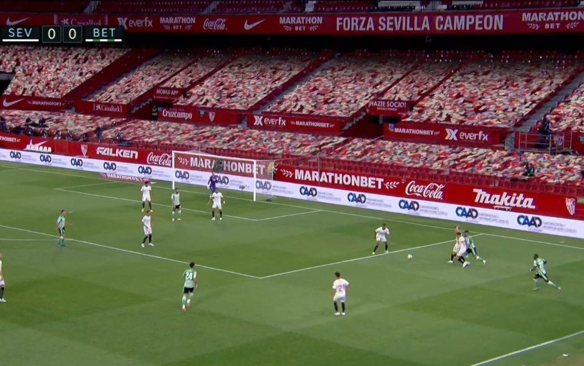 Screenshot showing fake crowd in La Liga match
