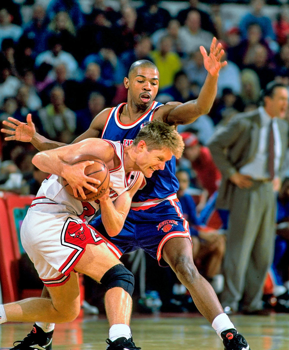 Greg Anthony plays defense on Steve Kerr