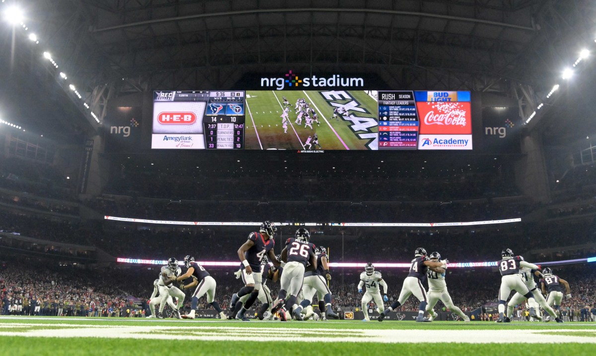 Texans running back Lamar Miller (26) takes a handoff from quarterback Deshaun Watson (4) against the Titans. Miller would run 97 yards for a touchdown and the longest play in franchise history.