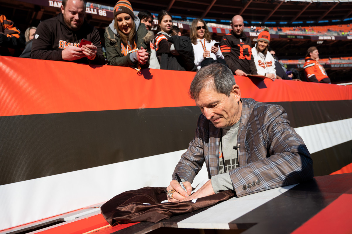 Former Browns quarterback Bernie Kosar signs an autograph before a 2019 game against the Ravens. After making a huge trade to draft Kosar in 1985, the Browns had no choice but to get the pick right. And they did.