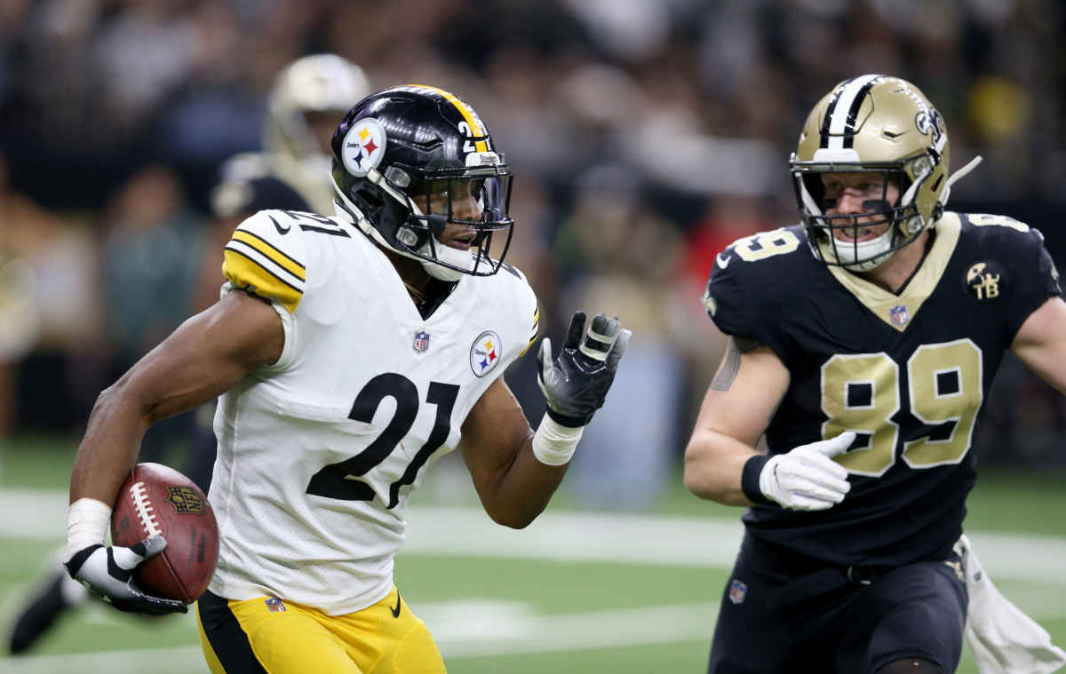 Dec 23, 2018; New Orleans, LA, USA; Pittsburgh Steelers free safety Sean Davis (21) returns an interception with New Orleans Saints tight end Josh Hill (89) pursuing in the first quarter at the Mercedes-Benz Superdome