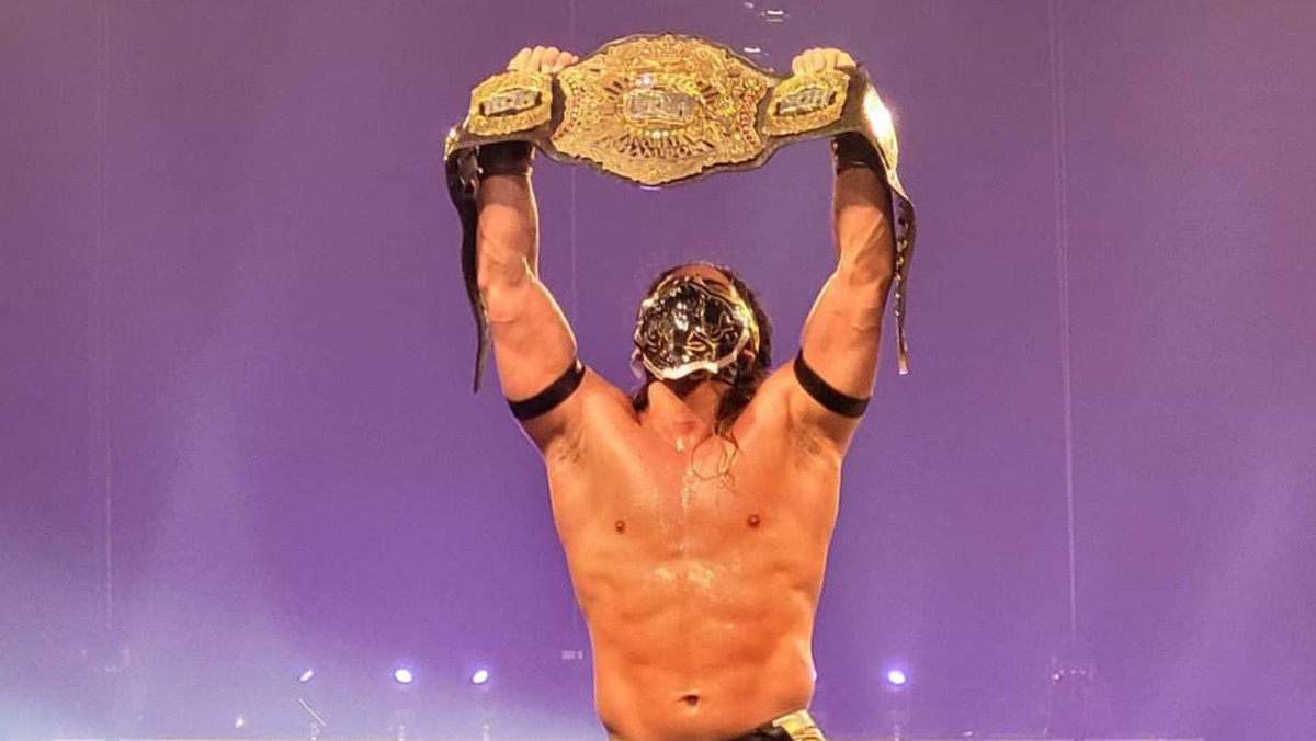 Bandido posing with his ROH championship