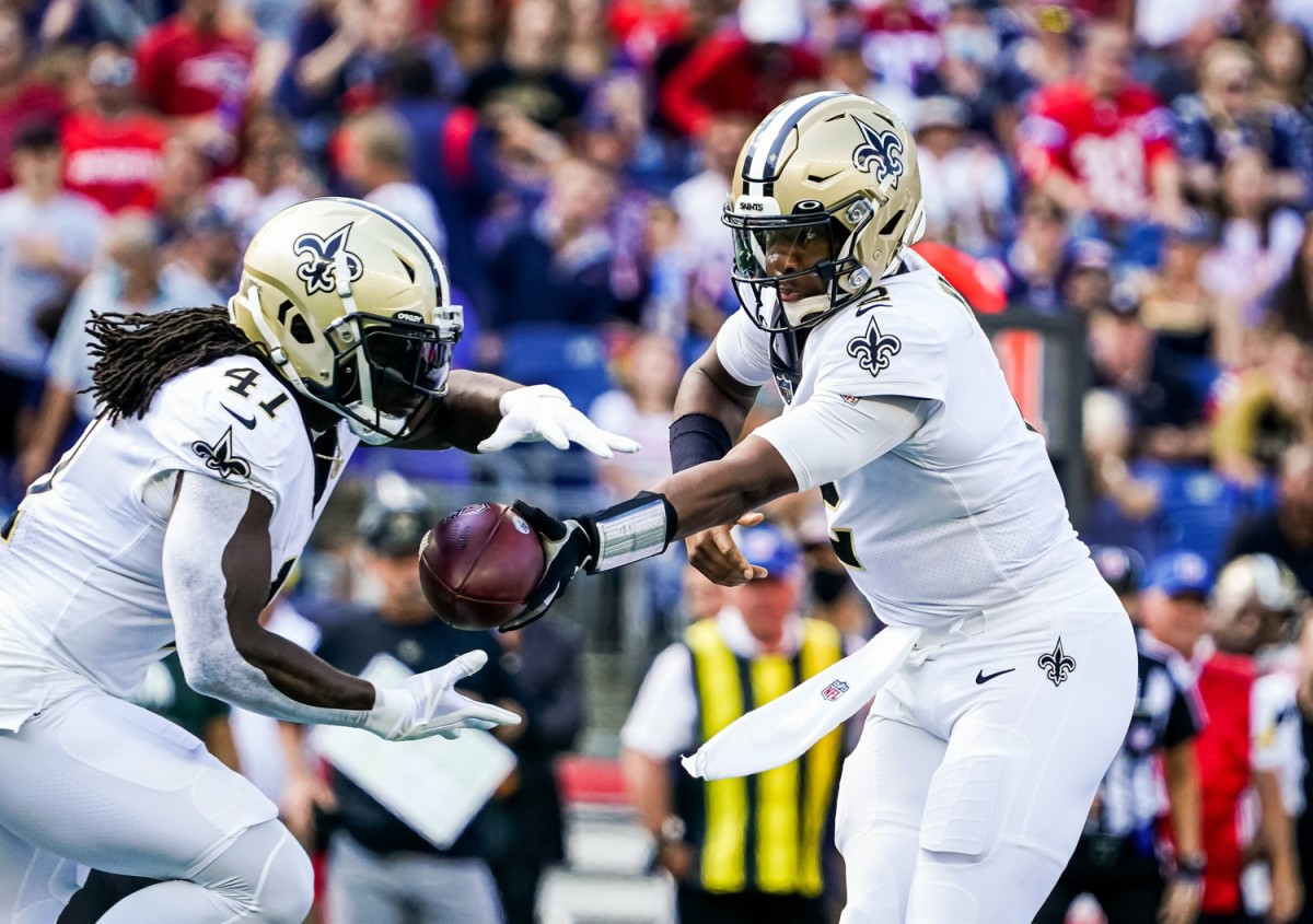 Jameis Winston (2) hands off the ball to running back Alvin Kamara (41)