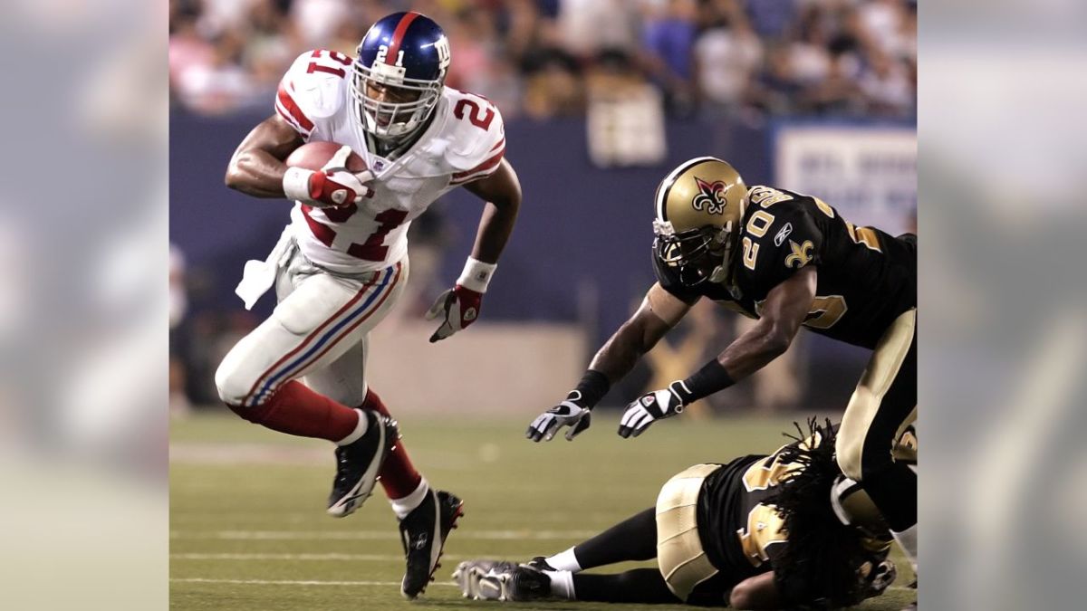 Former New York Giants RB Tiki Barber runs against the New Orleans Saints in a 2005 game. Credit: Giants.com