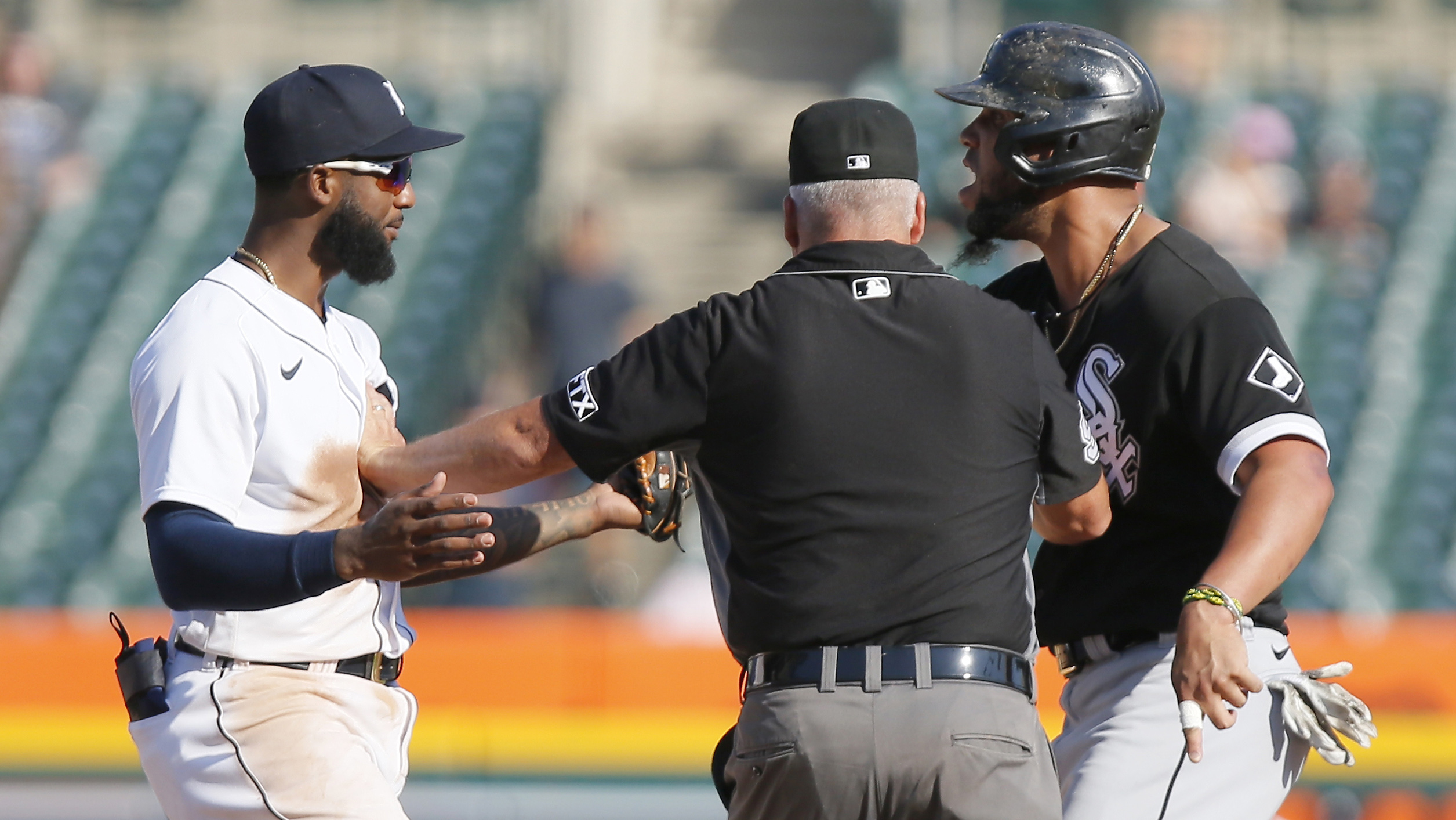 White Sox vs Tigers fight Jose Abreu slide causes benches to clear
