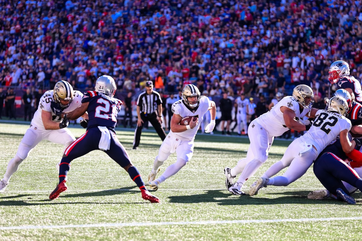 New Orleans Saints quarterback Taysom Hill (7) scrambles for a touchdown