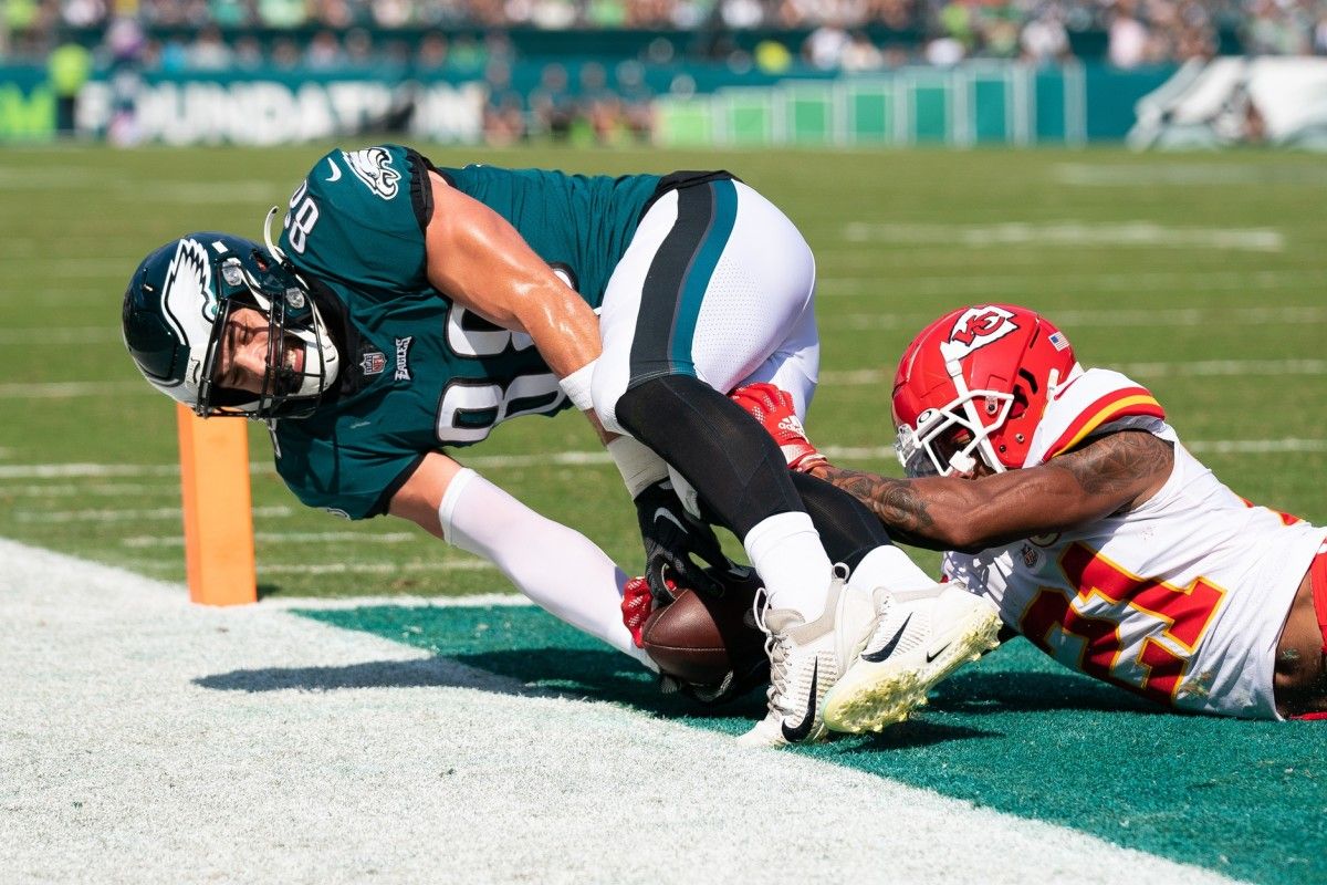 Dallas Goedert scores a TD against the Chiefs