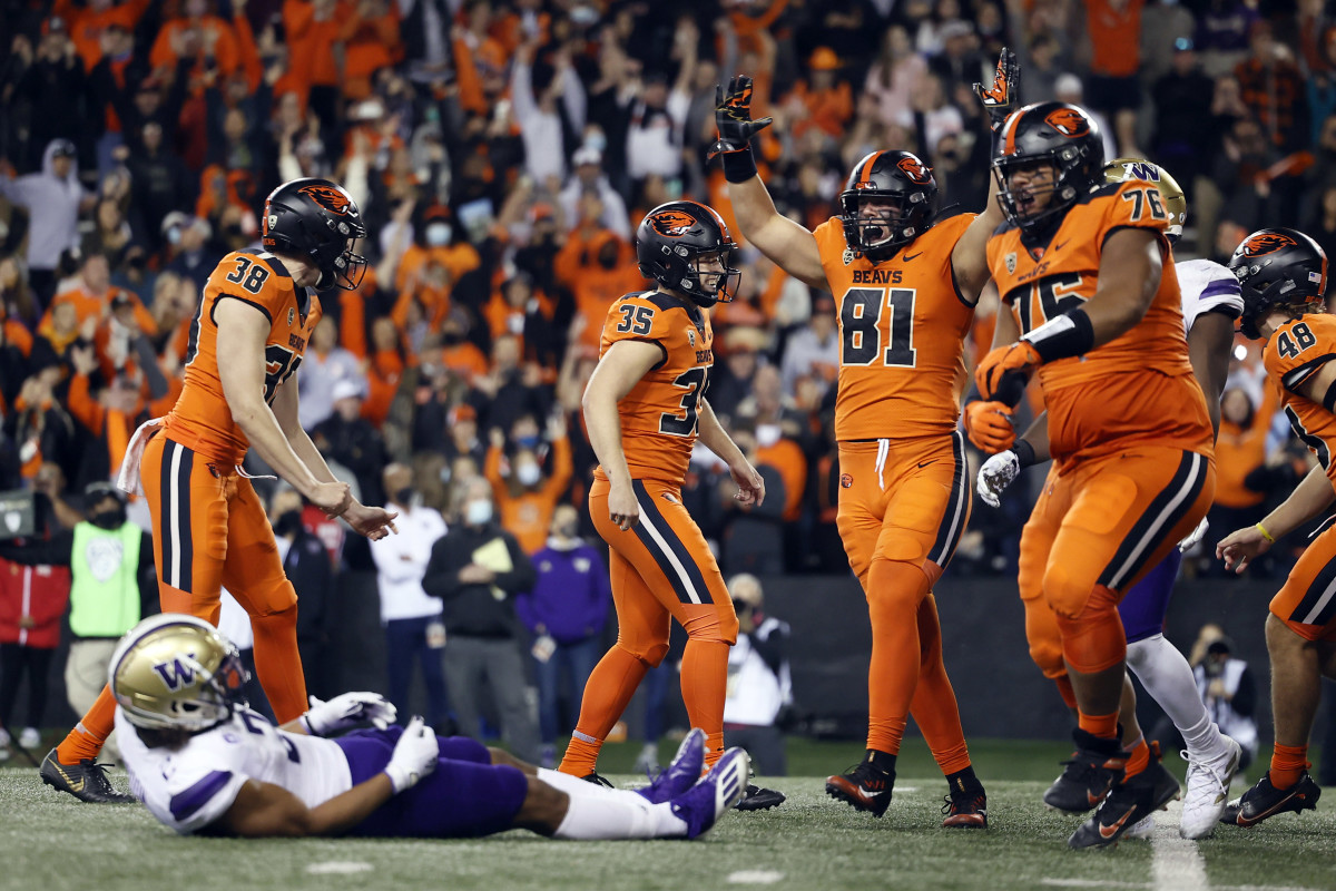 Oregon State Beavers tight end Jake Overman (81) and teammates celebrate after defeating the Washington Huskies.