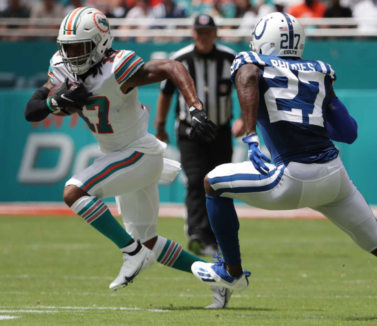 Jaylen Waddle of Miami looks to elude Xavier Rhodes of the Colts at Hard Rock Stadium in Miami Gardens, Fla., on Sunday, Oct. 3, 2021, during first half Miami vs. Indianapolis action. 100321 Coltsmiami 011 Jw