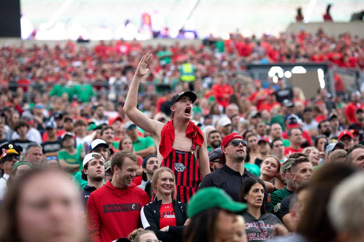 Cincinnati Bearcats fans screams in the second half of the NCAA football game on Saturday, Oct. 2, 2021, at Notre Dame Stadium in South Bend, Ind. Cincinnati Bearcats defeated Notre Dame Fighting Irish 24-13. Cincinnati Bearcats At Notre Dame Fighting Irish 223