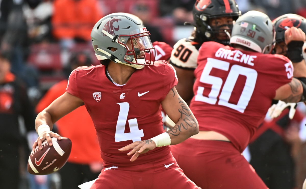 Washington State Cougars quarterback Jayden de Laura (4) throws a pass against the Oregon State Beavers.