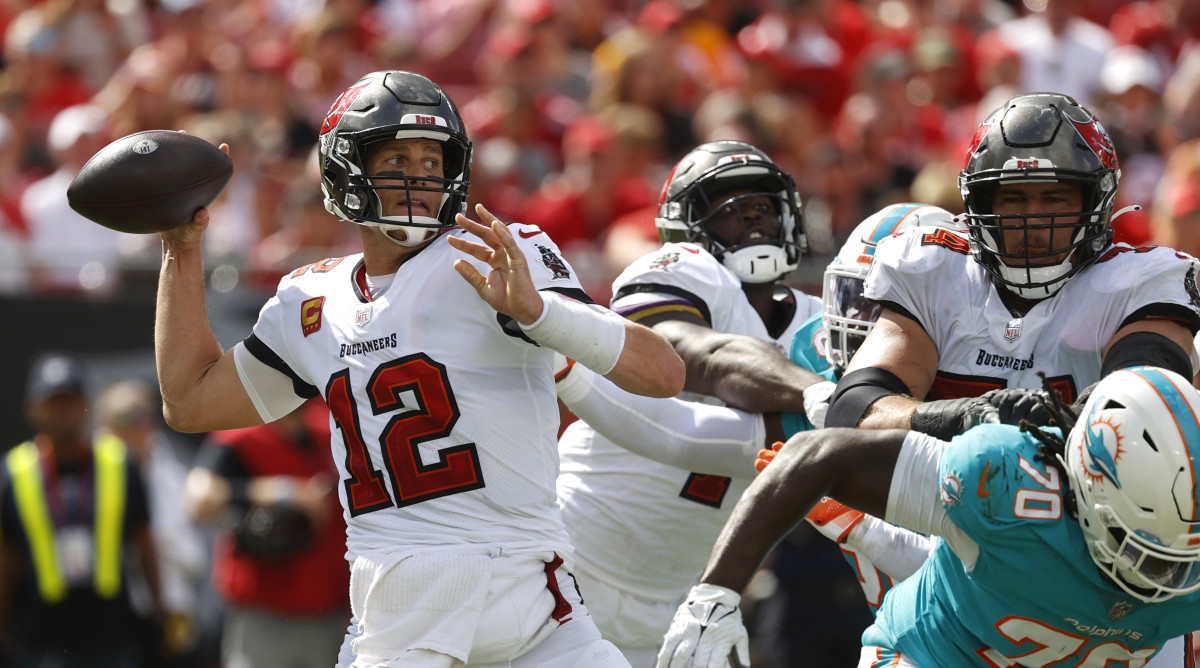 Tom Brady throwing against Miami.