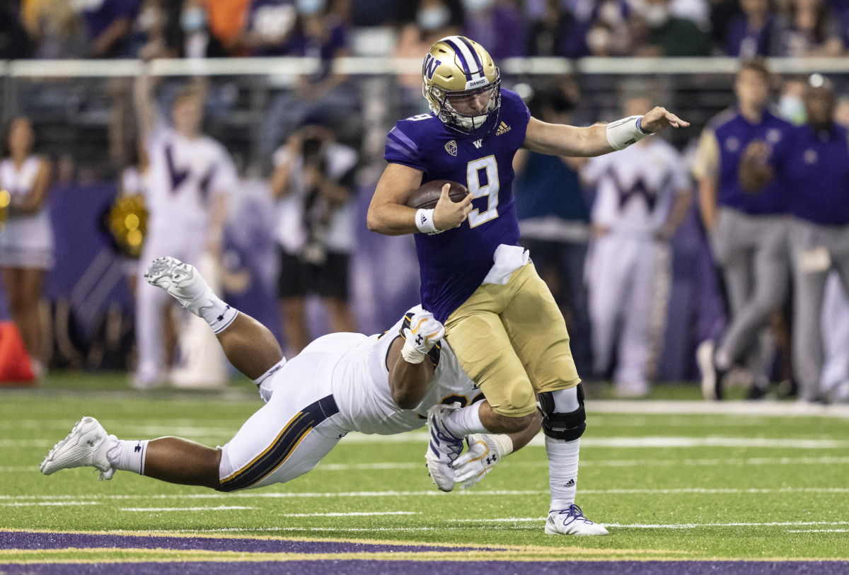 Luc Bequette (93) stretches out for a tackle against Washington Huskies quarterback Dylan Morris (9).