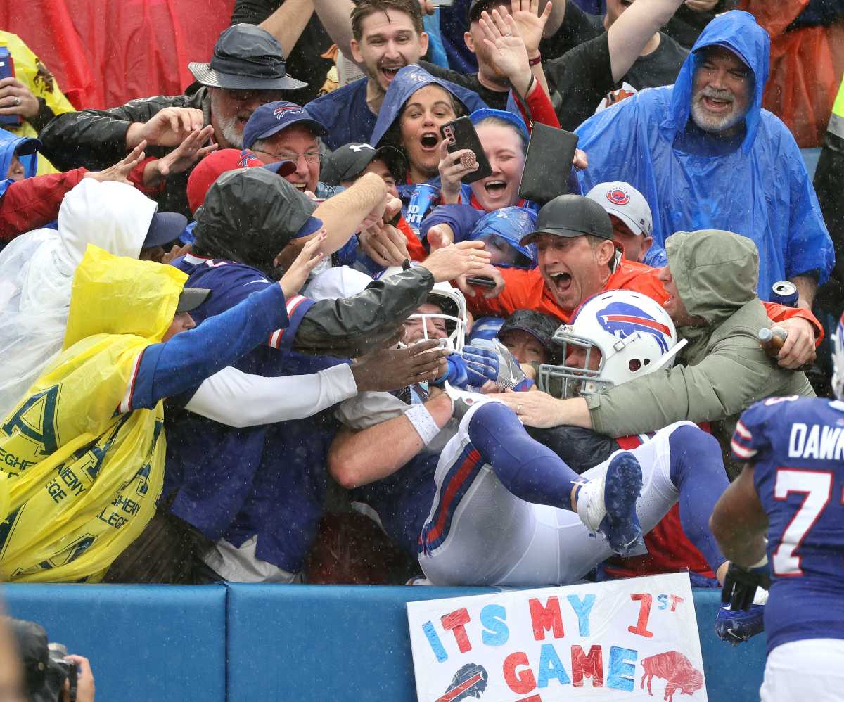 Bills tight end Dawson Knox leaps into the stands to celebrate his second touchdown catch as Buffalo beat Houston 40-0. Jg 100321 Bills