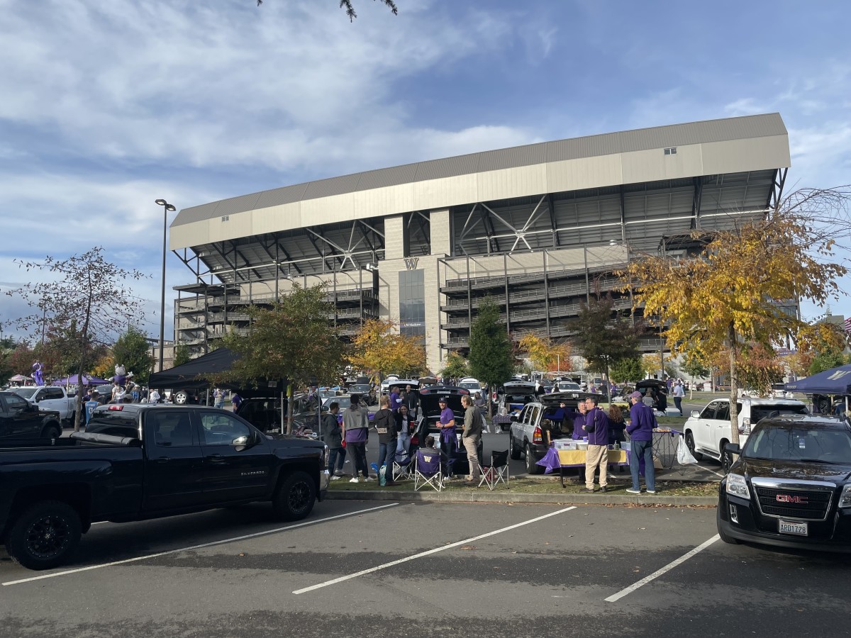 Actor, UW Alum Richard Karn Back for Some Husky Improvement