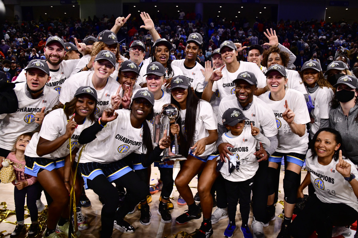 The Chicago Sky posing with the WNBA championship trophy