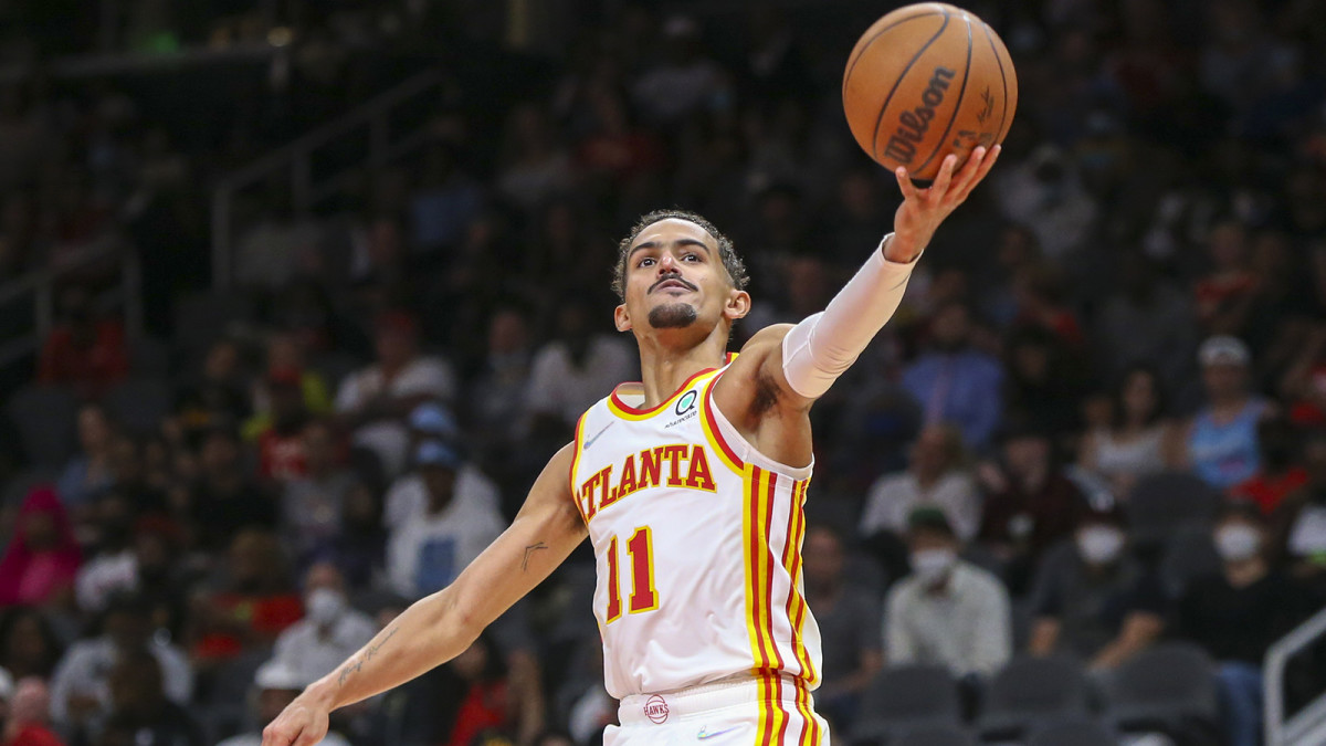 trae-young-hawks-layup