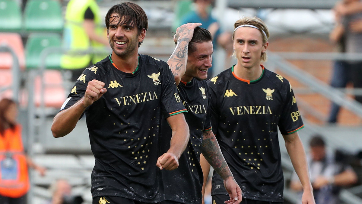 Venezia dons its new kit in Serie A